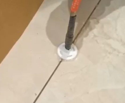 韶山瓷砖空鼓维修公司专业解答瓷砖在铺贴过程中，如果没有涂抹均匀到位的粘结材料（如水泥砂浆或瓷砖胶），可能会导致以下问题